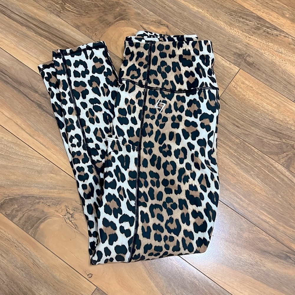 🐆 NWT- FITTIN leopard print workout leggings.